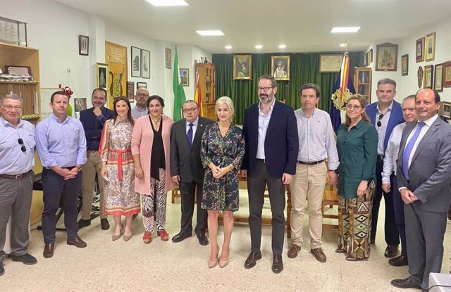 Patricia del Pozo con representantes del PP y de la Agrupación de Cofradías de Lucena (Córdoba).