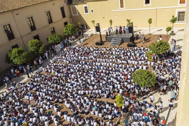 Los alumnos atienden al obispo en el Patio San Eulogio, durante el V Encuentro de la Educación Católica.