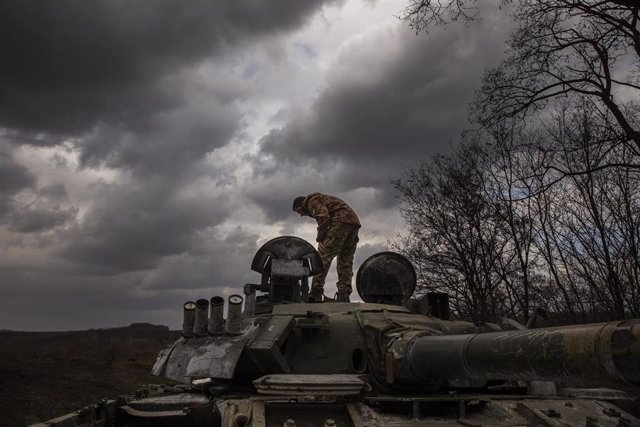 Archivo - Un soldado ucraniano examina el interior de un tanque del Ejército ruso.