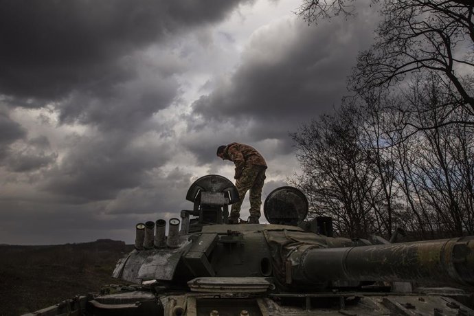 Archivo - April 2, 2022, Trostyanets, Sumy, Ukraine: A Ukrainian soldier examines a Russian take along a road between Okhtyrka and Trostyanets, Ukraine on April 2, 2022. The roadway had was littered with multiple Russian tanks and various vehicles eithe