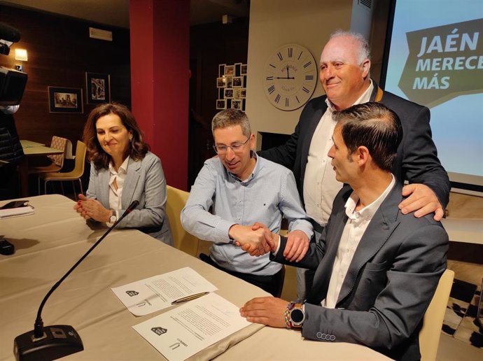 Javier Saigner y Juan Manuel Camacho escenifican el acuerdo sobre la candidatura unitaria de Jaén Merece Más y Levanta Jaén/Archivo