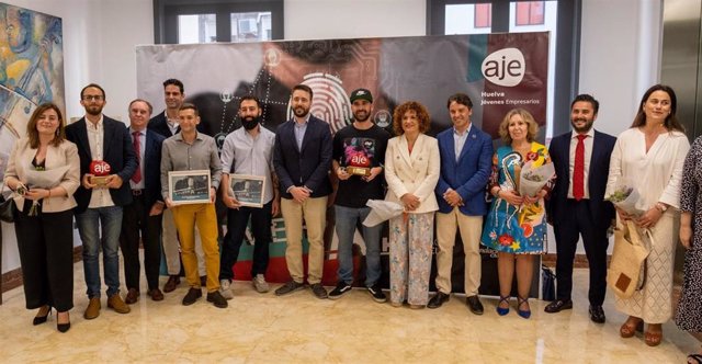 Agencia BIS y Humanos Como Recurso, empresas ganadoras de los Premios AJE Huelva 2022.