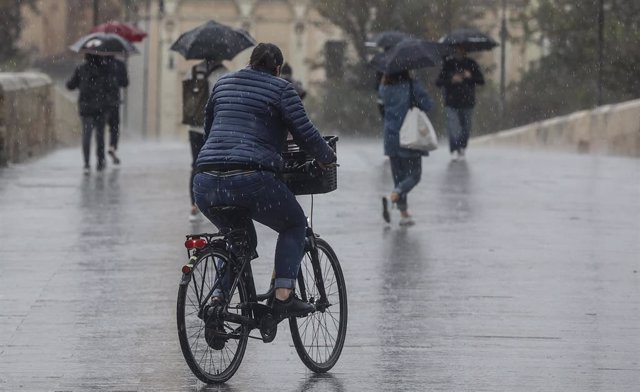 Una persona circula en bicicleta bajo la lluvia, a 3 de mayo de 2022, en Valencia, Comunidad Valenciana (España). 