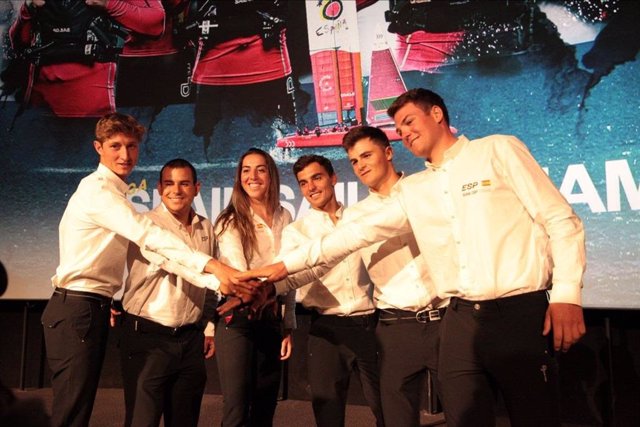 De izda a dcha: Florian Trittel, Joel Rodríguez, Paula Barceló, Jordi Xammar, Diego Botín y Joan Cardona, tripulación española del F50 Victoria de la SailGP