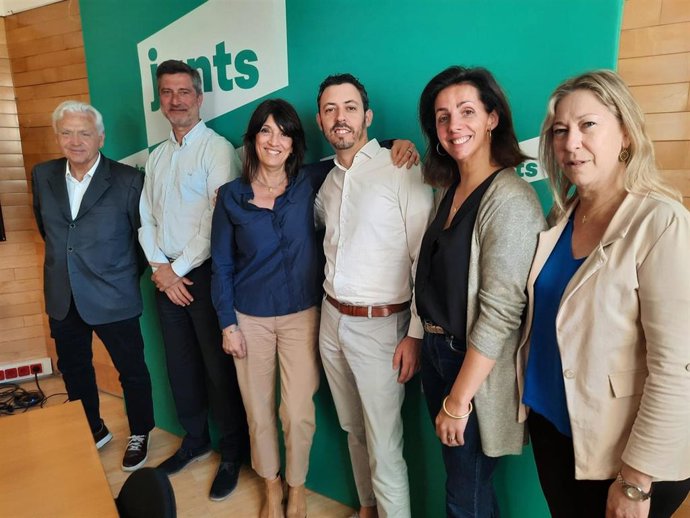 Joan Rodríguez i Pilar Calvo al costat dels regidors de Junts a Barcelona Ferran Mascarell, Jordi Martí, Francina Vila i Neus Munté.