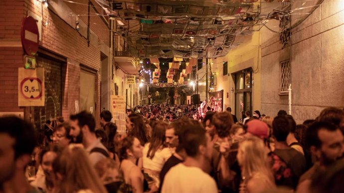 Archivo - Arxivo - Un gran nombre de persones a les festes del barri de Grcia, a 19 d'agost de 2021, a Barcelona, Catalunya (Espanya). 