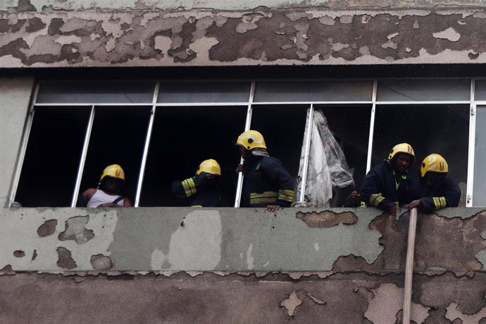 Imagen de archivo de bomberos de India atendiendo un suceso