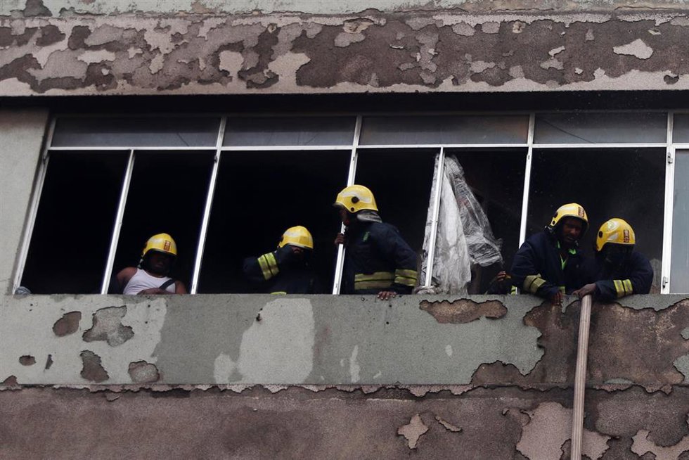 Imagen de archivo de bomberos de India atendiendo un suceso