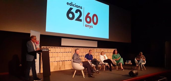 Acte del 60 aniversari d'Edicions 62 en el CCCB, amb el pte.Josep Ramoneda i l'editora Pilar Beltran