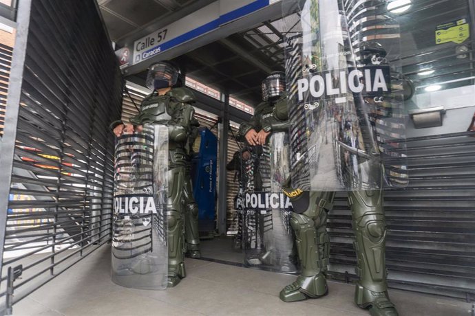 Archivo - Agentes de Policía en una calle de Bogotá, en Colombia.