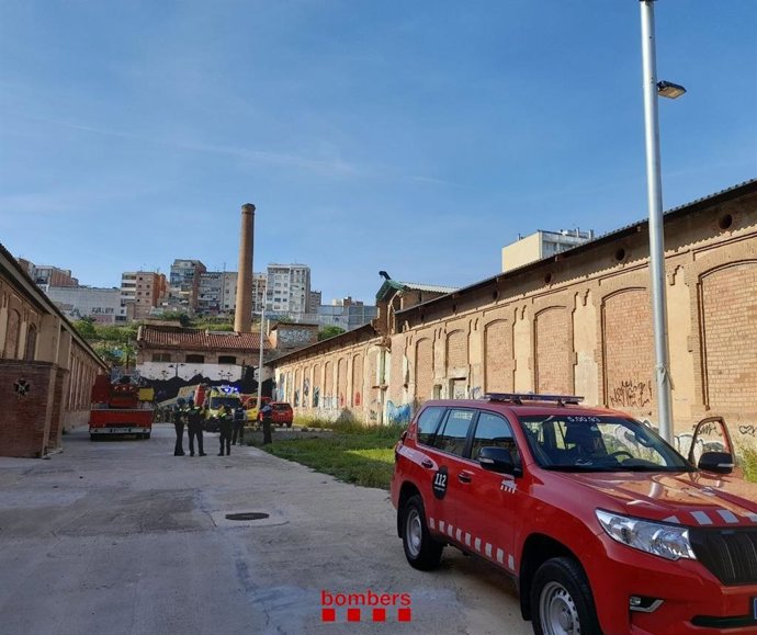 Nau incendiada a L'Hospitalet de Llobregat (Barcelona) el 13 de maig.