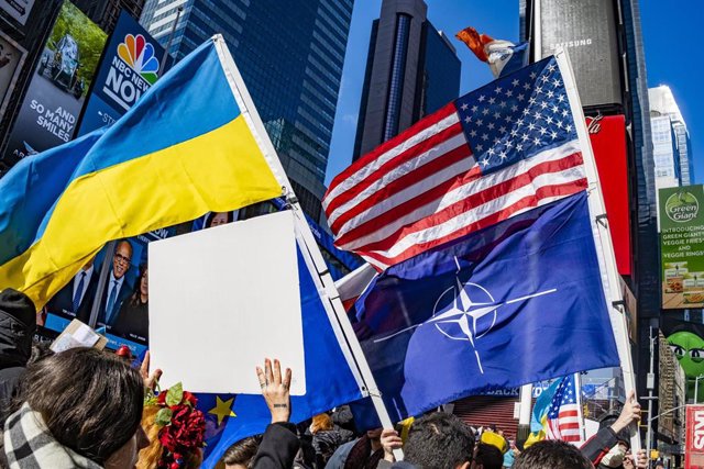 Archivo - Banderas de Ucrania, de Estados Unidos y de la OTAN