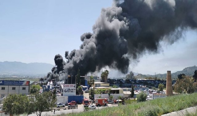 Incendio en un desguace de Los Ruices, en Málaga, que han extinguido ya los Bomberos.
