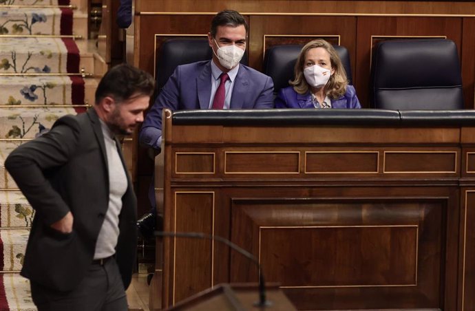 Archivo - El portavoz de ERC en el Congreso, Gabriel Rufián, pasa por delante del presidente del Gobierno, Pedro Sánchez, y la vicepresidenta primera del Gobierno, Nadia Calviño.