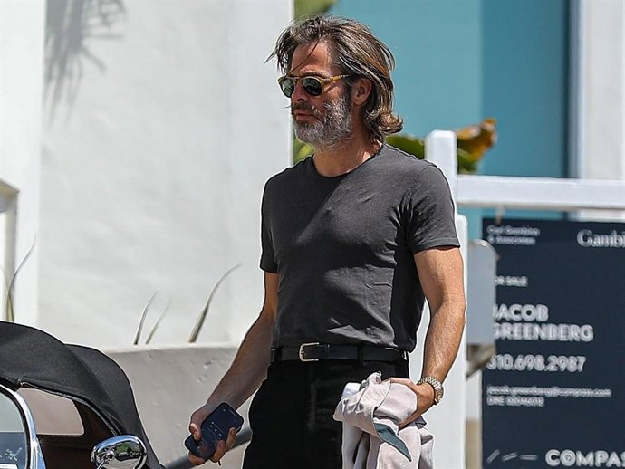 Chris Pine presume de coche clásico por Beverly Hills