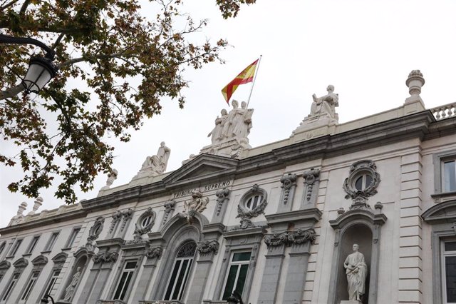Archivo - Fachada del edificio del Tribunal Supremo con la bandera española en lo alto, en Madrid.