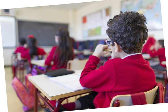 Archivo - Colegio, escuela, aula, primaria, clase, niño, niña, niños, estudiando, estudiar, escribir, escribiendo, deberes, profesor, profesora, profesores