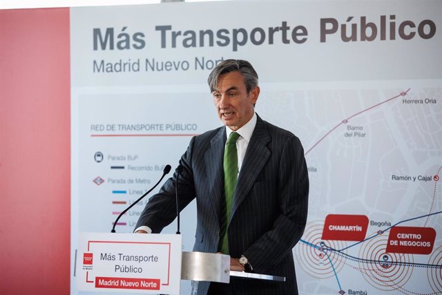 El presidente del Distrito Castellana Norte, Álvaro Aresti, en el acto de la firma de un convenio para ampliar el transporte público hacia Madrid Nuevo Norte