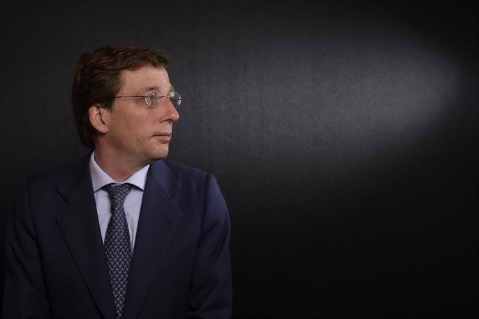 Archivo - El alcalde de Madrid, José Luís Martínez-Almeida, posa para Europa Press, en el Palacio de Cibeles.