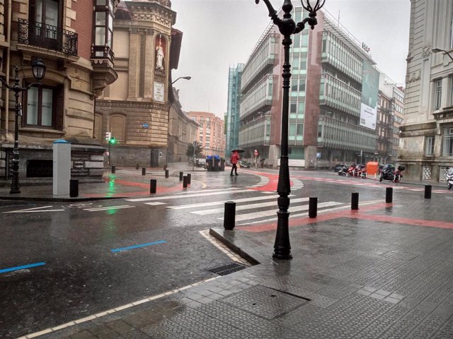 Archivo - Imagen de lluvia intensa en el centro de Bilbao
