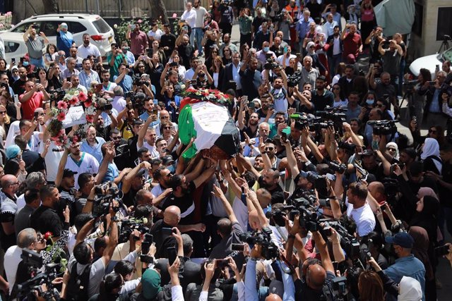 Una multitud porta el féretro de la periodista asesinada de Al Yazira, Shirín Abu Aklé.