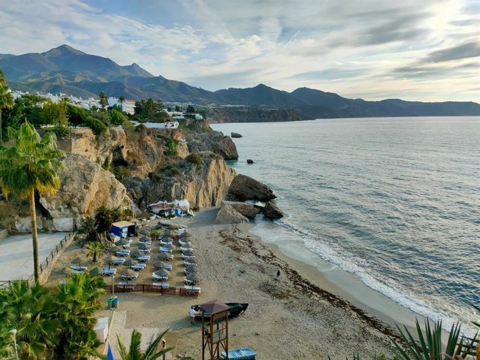 Archivo - Playa Balcón de Europa Nerja