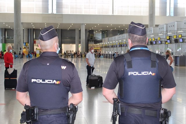 Agentes de la Policía Nacional en el aeropuerto de Málaga - Costa del Sol