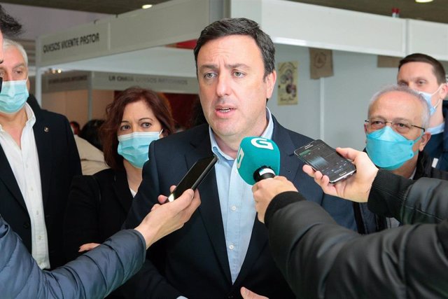 Archivo - El secretario xeral del PSdeG, Valentín González Formoso, hace declaraciones a los medios en Arzúa (A Coruña)