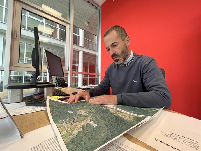 El alcalde de Siero, Ángel García, presenta los trabajos de reparación de un camino en La Cueña.