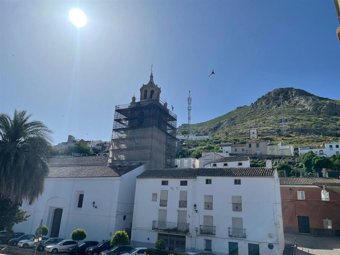 Iglesia de Santa Marta con el andamiaje en la torre campanario.