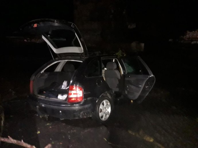 Coche salido de la vía