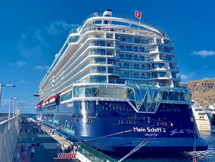 Archivo - El crucero Mein Schiff 2 a su llegada al puerto de San Sebastián de La Gomera
