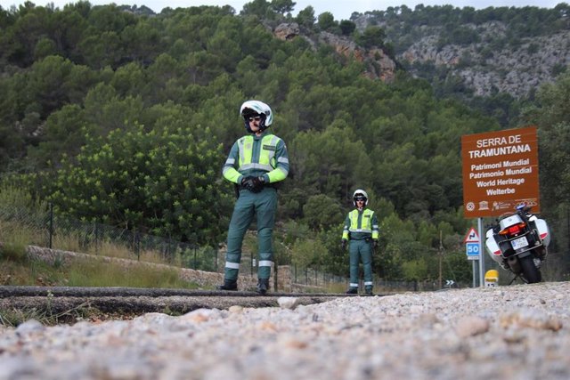 Agentes de la Guardia Civil de Tráfico en carreteras de Mallorca.