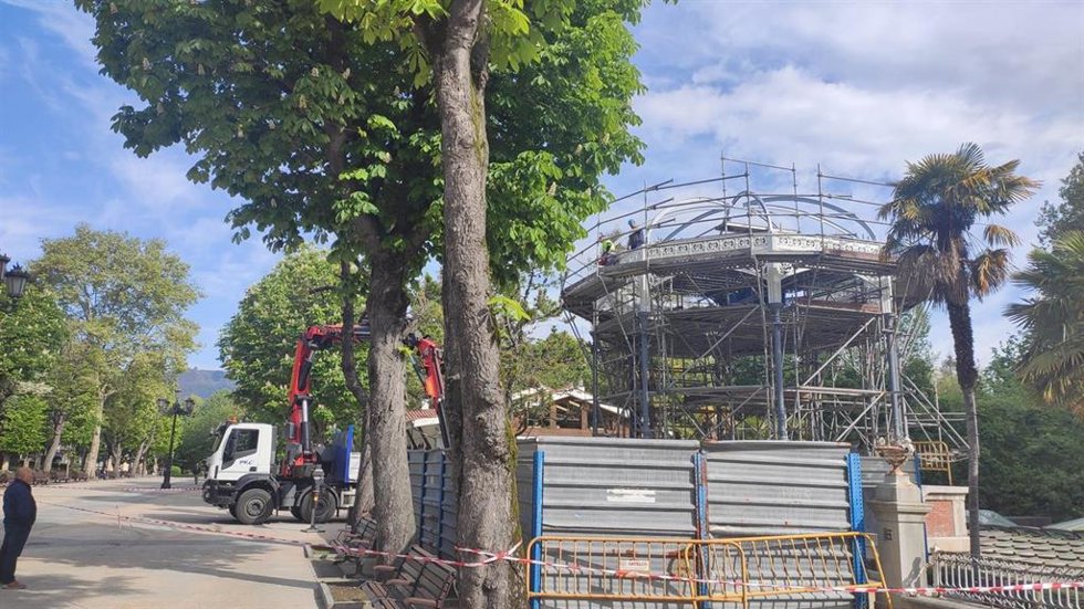Obras en el quiosco del Bombé, en el parque San Francisco de Oviedo