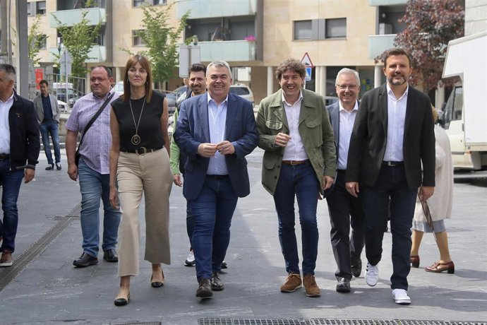 La Vicelehendakari, Idoia Mendia, el Secretario de Organización del PSOE, Santos Cerdán, y el secretario General del PSE-EE, Eneko Andueza, en la inauguración de la nueva sede de la  Agrupación Socialista de Lasarte-Oria