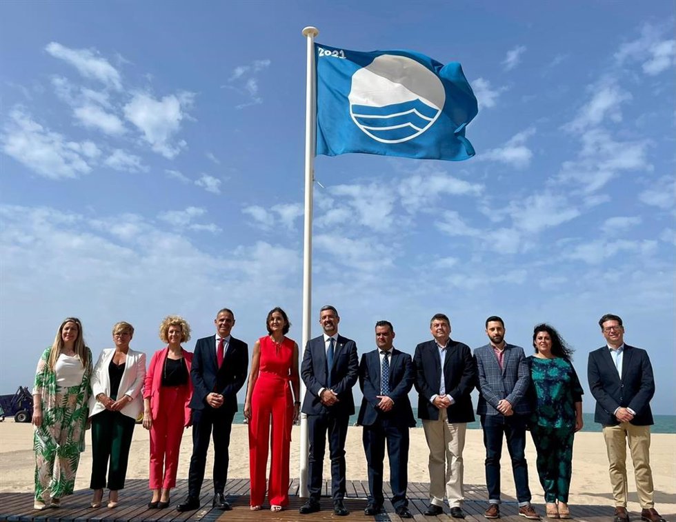 La ministra de Industria, Comercio y Turismo, Reyes Maroto, en un encuentro con el alcalde de Rota, Javier Ruiz,  y representantes del sector turístico