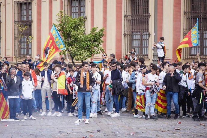 Aficionados del Valencia en el centro de Sevilla con motivo de la final de la Copa del Rey contra el Betis.