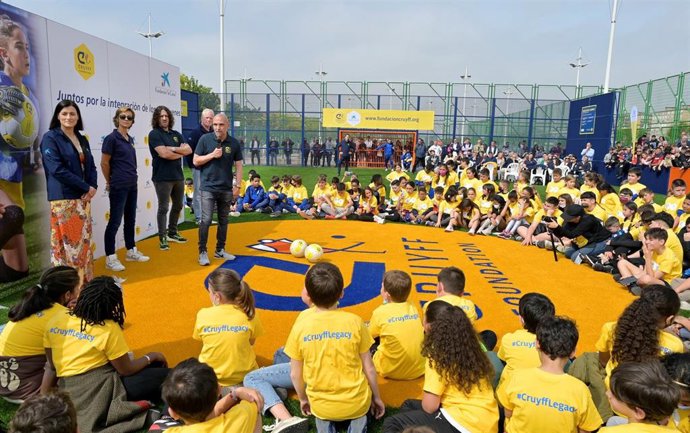 Inauguración del Cruyff Court Iván de la Peña en el Barrio Pesquero