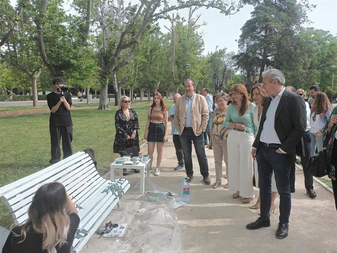 Puerto Venecia se suma a la acción 'Bancos de Colores' del Ayuntamiento de Zaragoza.