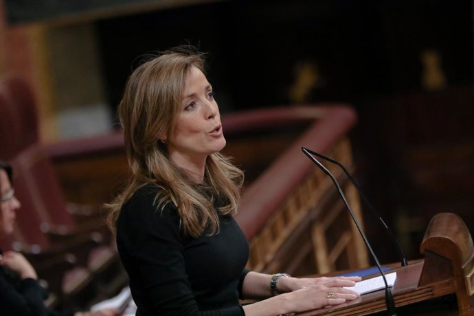 Archivo - La diputada del PP Carmen Navarro Lacoba, interviene desde la tribuna en el debate sobre la proposición no de ley relativa a la aplicación de las medidas necesarias para acabar con el invierno demográfico, fomentar la natalidad y proteger la f