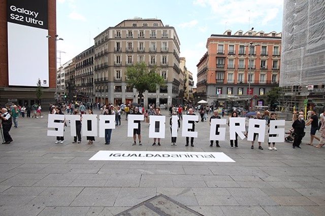 Activistas de Igualdad Animal en una concentración en Madrid contra la alimentación forzada de animales en la producción de foie gras.