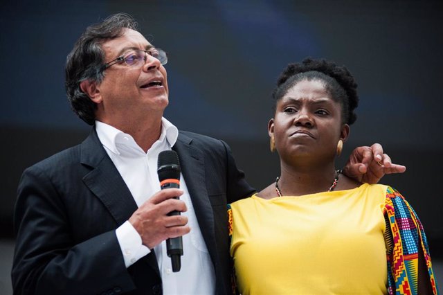 El candidato presidencial colombiano de izquierda Gustavo Petro y su compañera de fórmula, Francia Márquez