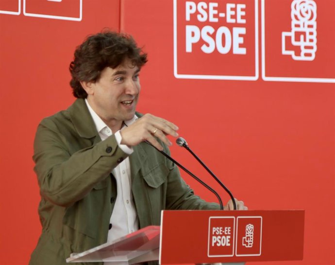 El secretario General del PSE-EE, Eneko Andueza, interviene en la inauguración de la nueva sede de la  Agrupación Socialista de Lasarte-Oria (Gipuzkoa)