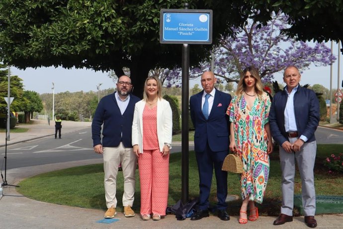 La alcaldesa de Alcalá de Guadaíra, Ana Isabel Jiménez (segunda a la izquierda), en el acto de rotulación de la rotonda Manuel 'Pinichi'.