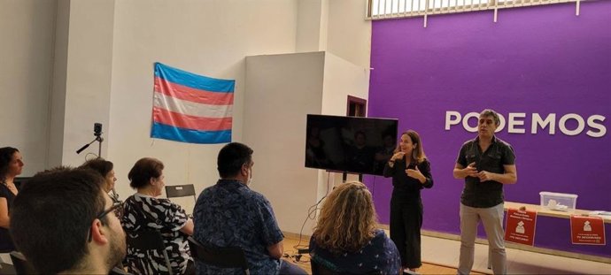 Miembros de Podemos Palma durante una formación política del partido.