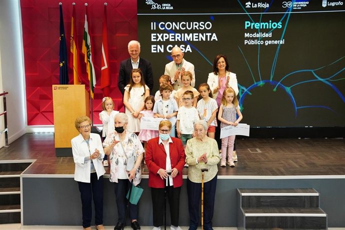 Los hermanos Ian y Lía Mc Dermott, de 7 y 4 años, el CEIP Las Gaunas, el IES La Laboral, y Paula Moreno, ganadores del II Concurso Experimenta en casa
