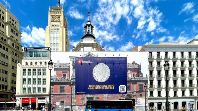 Pancarta que reivindica la figura de Juan Carlos I, desplegada en Madrid por Concordia Real