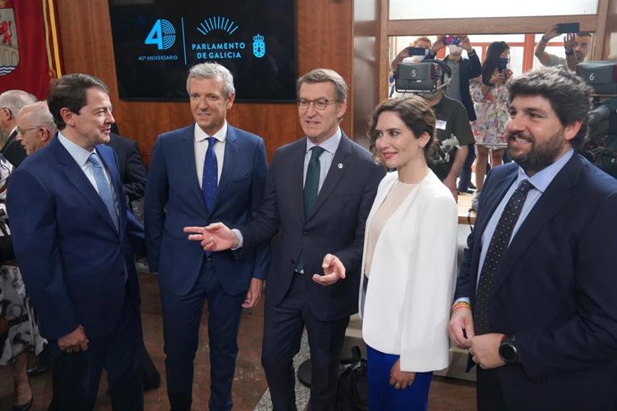 El presidente de la Región de Murcia, Fernando López Miras, junto a Alberto Núñez Feijóo, Isabel Díaz Ayuso, Alfonso Fernández Mañueco y Alfonso Rueda en la toma de posesión de este último