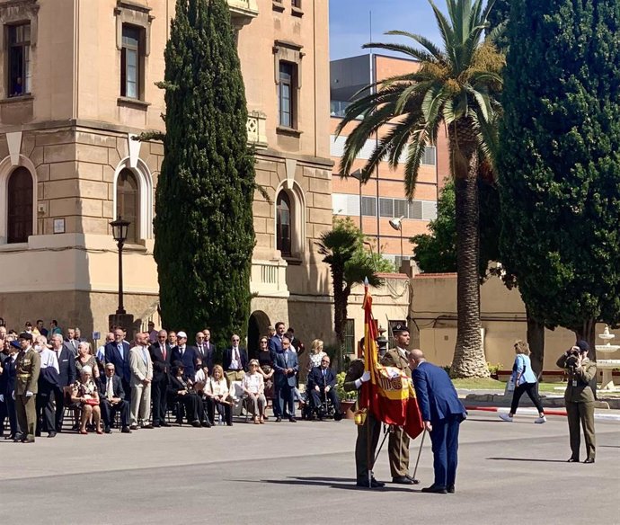 Un civil jura la bandera durante el acto de Jura de Bandera para personal civil de este sábado