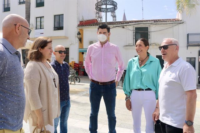 La cabeza de lista del PP por la provincia de Huelva, Loles López (segunda por la derecha), este sábado en Valverde del Camino.